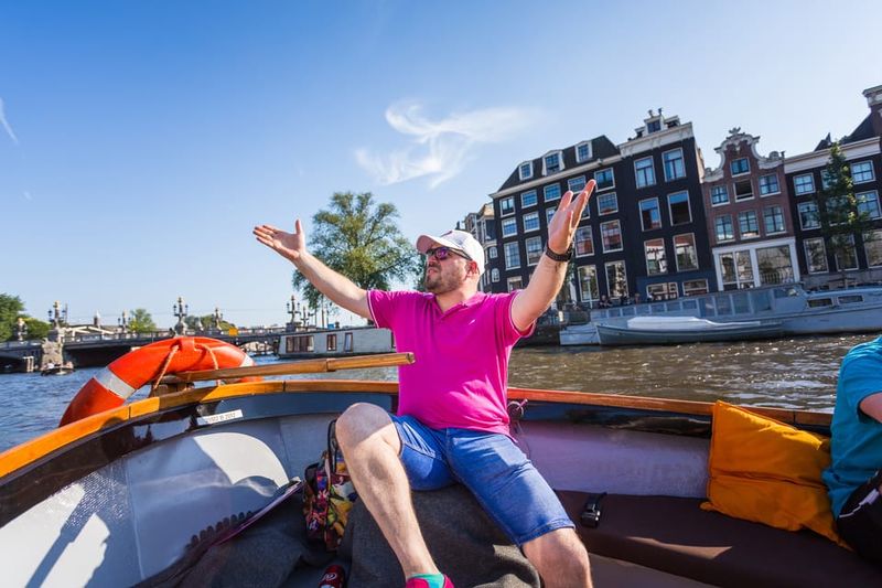 Amsterdam: 90 min Cruise with Local Guide & Unlimited Drinks - Unlimited Drinks and Wine: What You’ll Actually Get