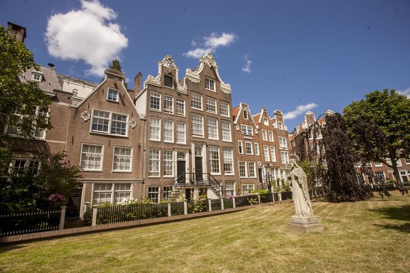 Amsterdam: Hidden Gems & Highlights Guided Bike Tour - Canals and history: why your guide’s stories make a difference