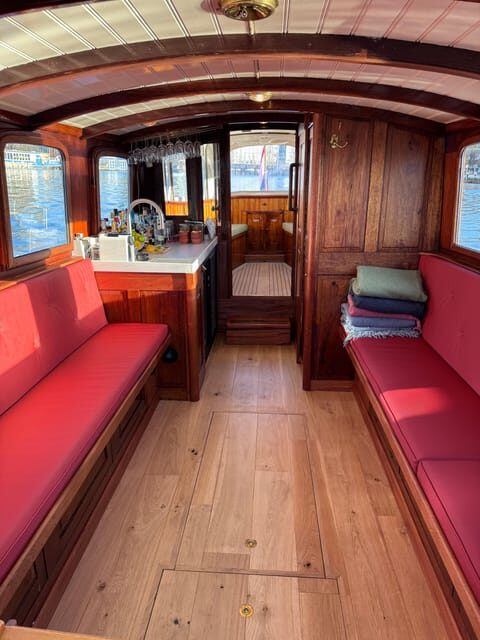 Amsterdam: Historic Boat Cruise with open bar and nibbles - Key Points