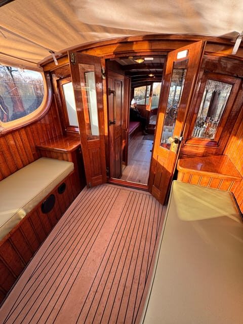 Amsterdam: Historic Boat Cruise with open bar and nibbles - The Vessel and Comfort