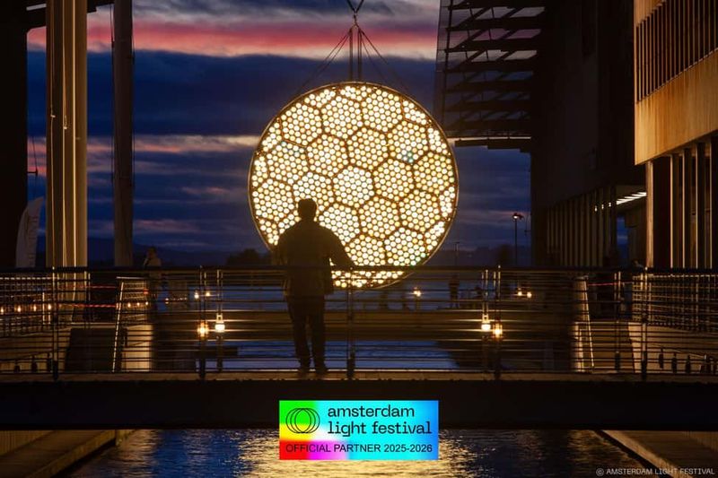 Amsterdam: Light Festival Heated Cruise + Unl Drinks & Snack - Drinks and snacks: the upgrade that makes winter feel easy