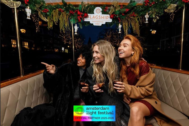 Amsterdam: Light Festival Heated Cruise + Unl Drinks & Snack - The guide experience: why the explanations boost the photos