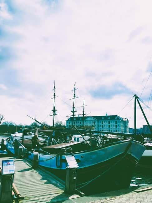 Amsterdam: Off the Beaten Path Bike Tour in French - Prins Hendrikkade: A Short Ride With Dockside Energy