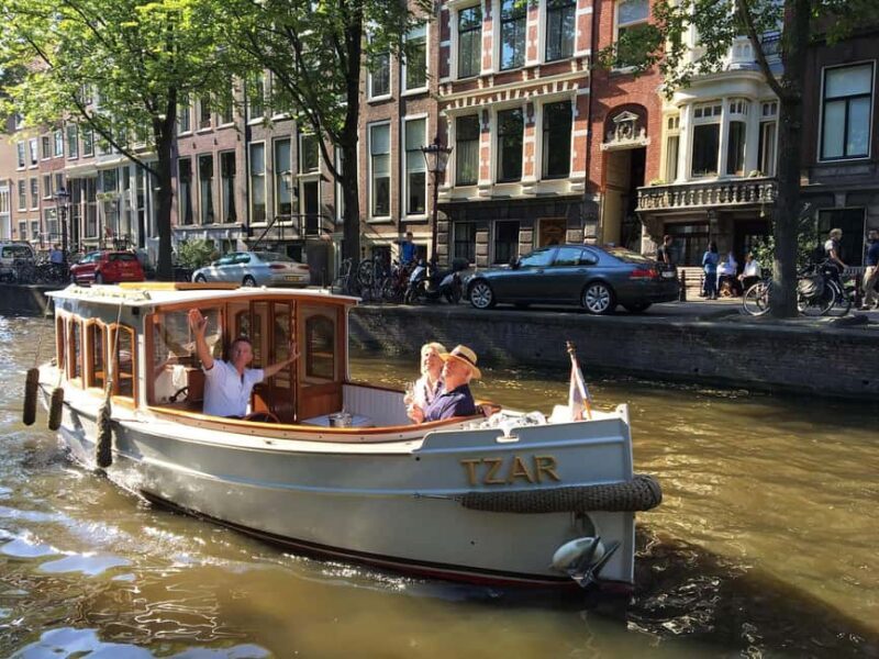 Amsterdam: Private Boat Tour Amsterdam & Welcome Drink 90min - A Friendly Look at the Amsterdam Private Boat Tour with Welcome Drink