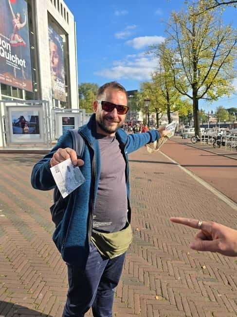 Amsterdam: Private walking tour with Coffee & Anne Frank VR - Key Points