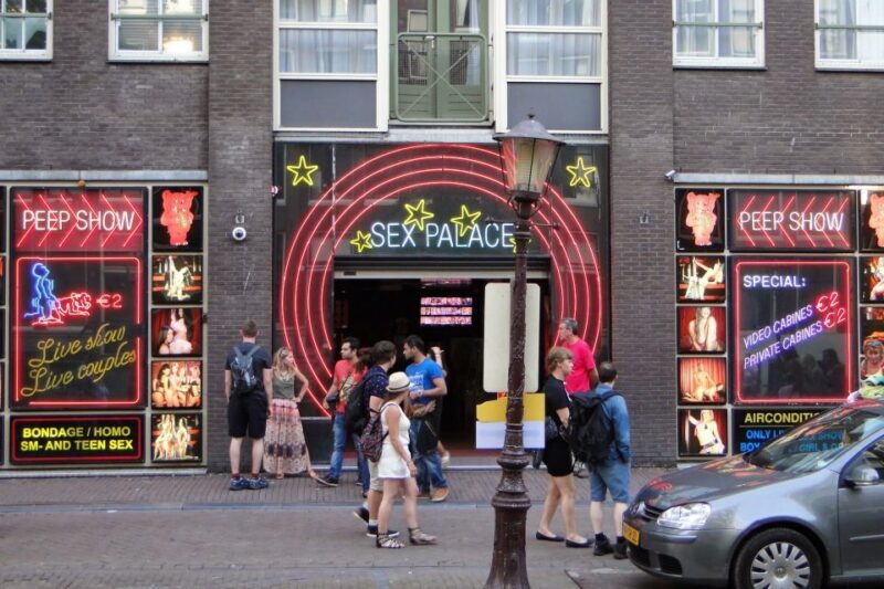 Amsterdam: Red Light District and Local Pub Tour - Practical Tips for Your Tour