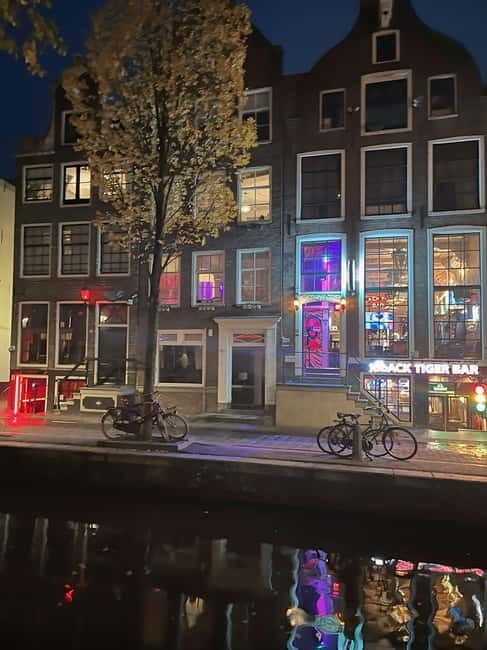 Amsterdam: Red Light District Tour in German/English for groups of 4 or more - A Closer Look at What You Can Expect on the Tour
