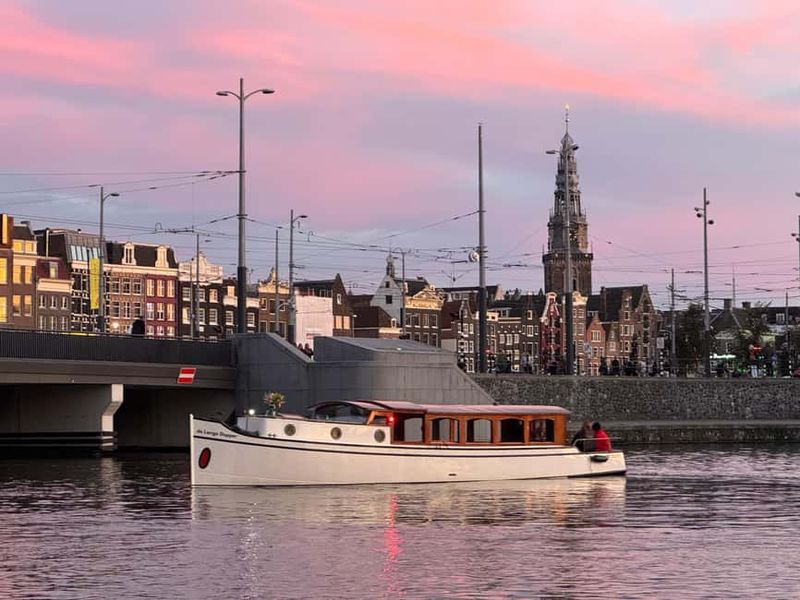 Amsterdam: The Bulldog Boat Smoke-Friendly Cruise & 2 Drinks - Meeting point logistics: finding the boat fast at Amsterdam Central