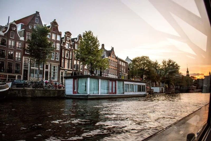Amsterdam: Original Pizza Dinner Cruise + Unlimited Drinks - Guides and captains: the stories you remember