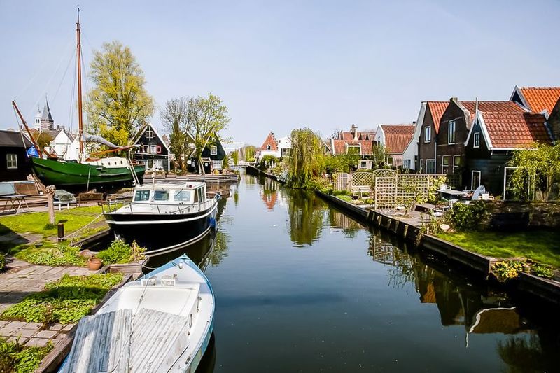 Amsterdam: Zaanse Schans, Edam, Volendam & Marken Bus Tour - Volendam: Fishing Village Color and Harbor Time