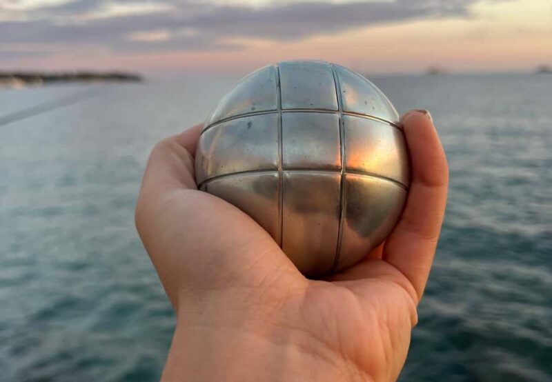 Antibes : Play Pétanque by the sea with a passionate host - Key Points