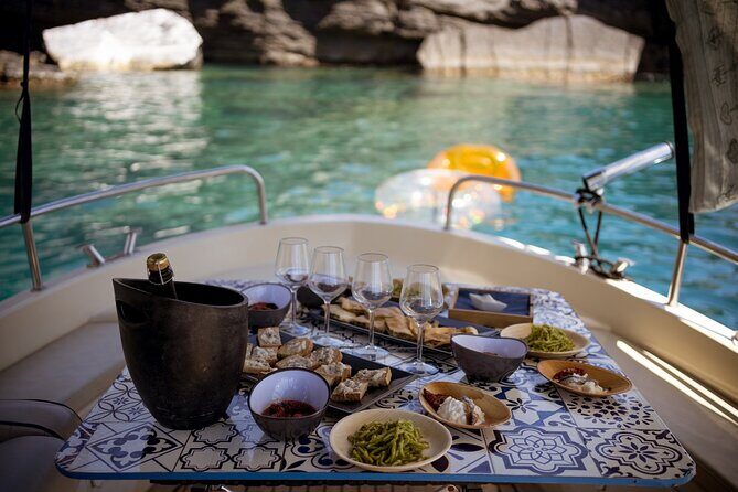 Aperitif on a boat at sunset, Porto Venere and islands - Key Points