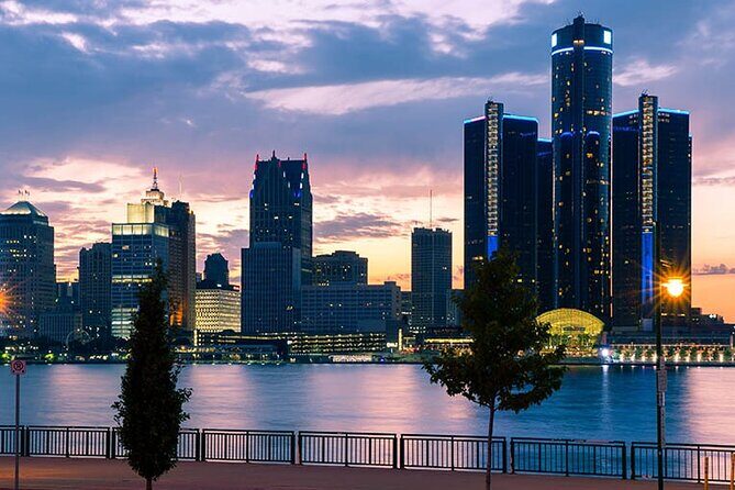 Arrival Private Transfer: Detroit Airport DTW to Detroit in Luxury SUV - A Closer Look at the Detroit Airport Transfer Experience