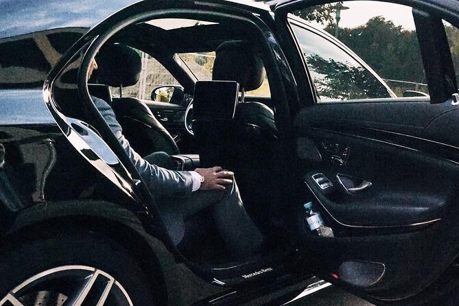 Arrival Transfer: Calgary Airport YYC to Calgary by Business Car - The Vehicle and Comfort Features