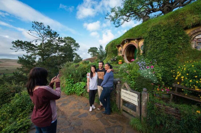 Auckland: Hobbiton Movie Set Tour with Lunch - The Journey to Middle-earth Starts in Auckland