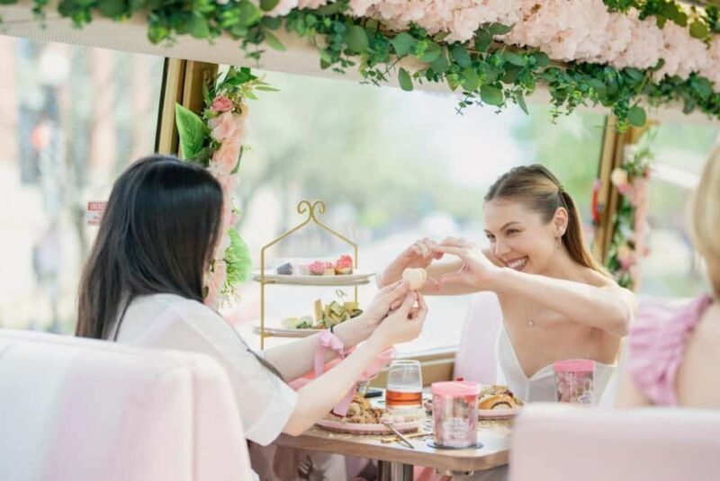 Austin: Tea Around Town Bus Tour with Live Music - The Live Entertainment & Atmosphere