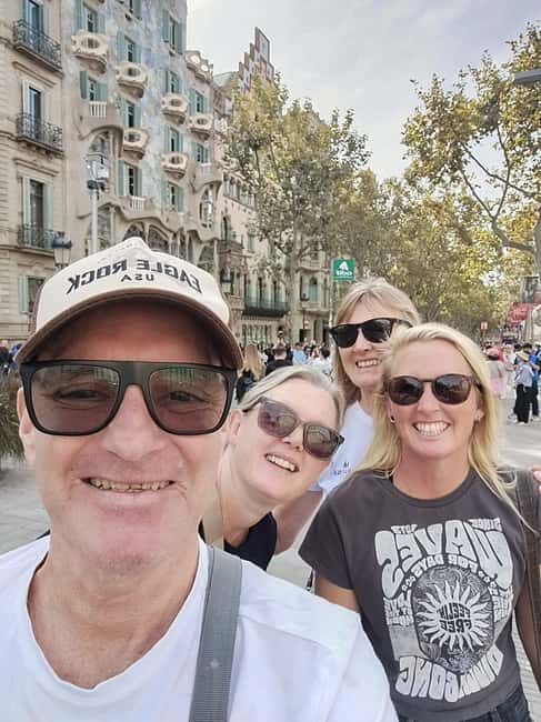 Authentic private tour of Barcelona in French - Key Points