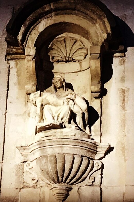 Avignon: The Night Amble Between Bourgeois and Christians - Who Should Sign Up?