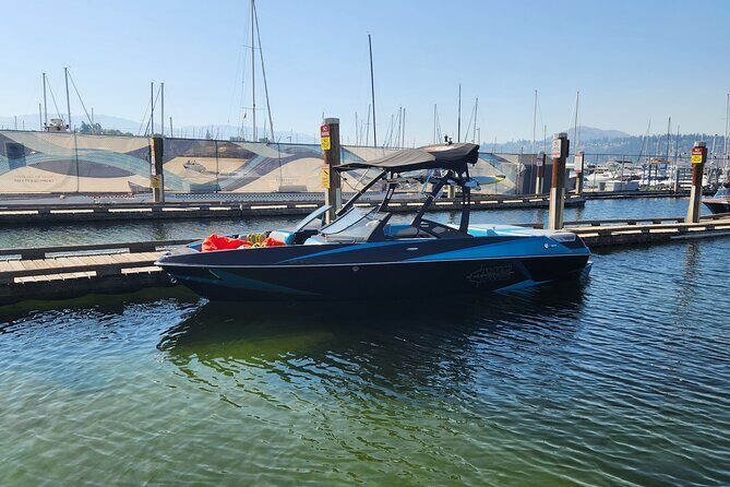 Axis T22 Wake Surfing Boat Rental - Exploring the Axis T22 Wake Surfing Boat Rental in Kelowna