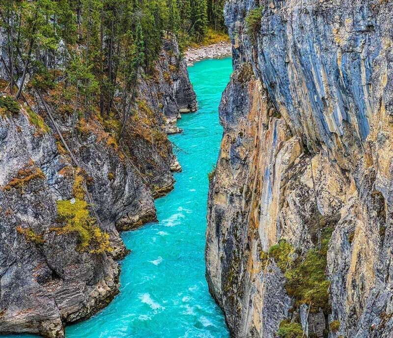 Banff: Lake Louise, Moraine, Emerald & Johnston Canyon Tour - Key Points