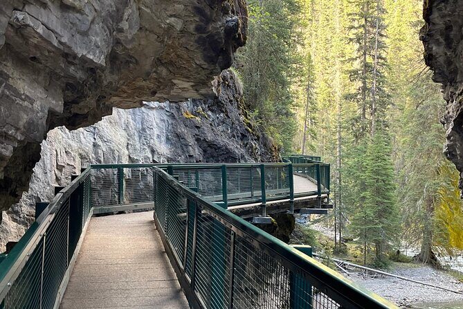 Banff National Park Tour Lake Louise and Moraine Lake by coach - Exploring the Highlights: What You’ll See and Do