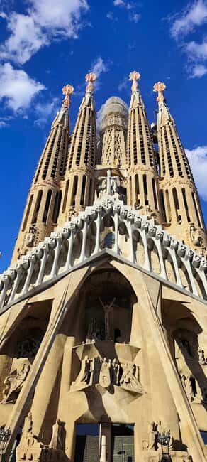 Barcelona: 3-Hour Best of the city Walking Tour & Surprise - Key Points
