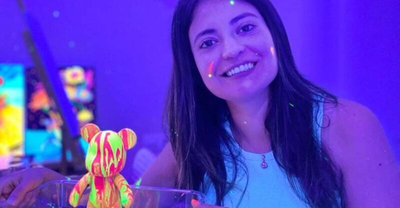 Barcelona: Bear-brick Fluorescent Painting | Wine and Art - What to Expect from the Bear-brick Fluorescent Painting Workshop