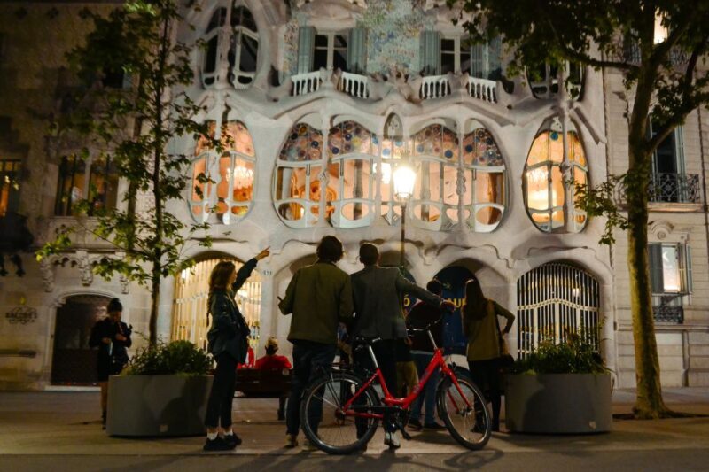 Barcelona Bike Tour by Night with Cava - Setting the Scene: An Evening Ride Through Barcelona