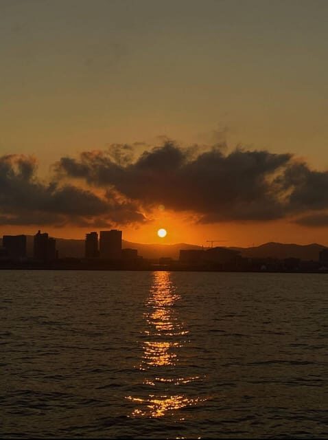 Barcelona: Boat Trip with Champagne - FAQs