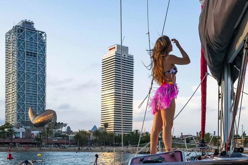 Barcelona: Coastline Boat Trip with Snacks and Cava - Guides and captains: why the crew makes the experience feel personal