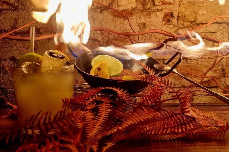 Barcelona: Cocktail Class Workshop - Make Shake Cook & Paint - The Artistic Element: Paint and UV Light