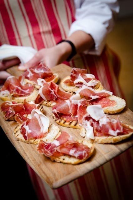 Barcelona: Evening Walking Tour in the Gaudi Area with Tapas - Discover Barcelona’s Flavors: An Honest Look at the Evening Tapas Tour in the Gaudi Area