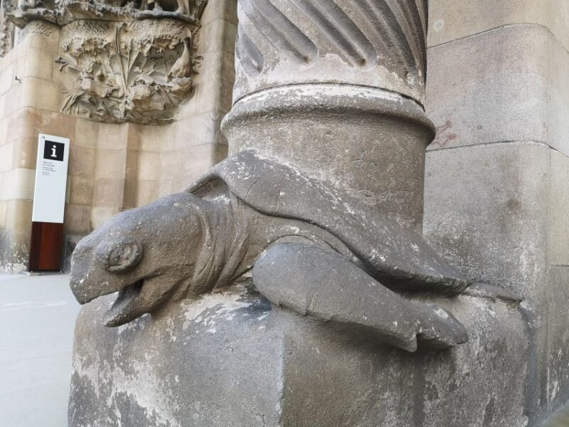 Barcelona: Foodie Walking Tour with Sagrada Familia Tickets - A Closer Look at the Tour Experience