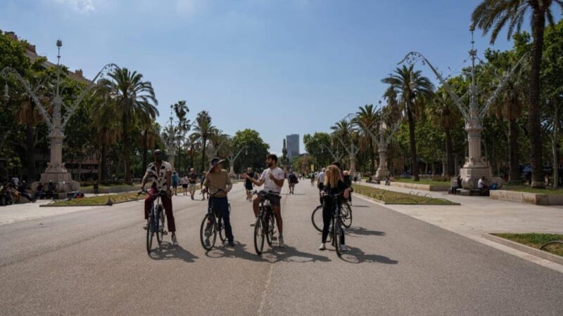 Barcelona: Gaudí Masterpieces & Hidden Gems E-Bike Tour - Starting Point and First Impressions