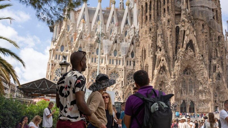 Barcelona: Gaudí Masterpieces & Hidden Gems E-Bike Tour - Beachside Breezes at Barceloneta