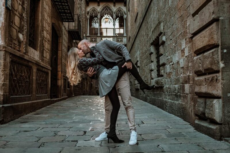 Barcelona: Gothic Quarter Cinematic Photoshoot and Guide - Key Points