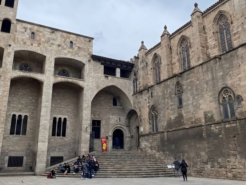 Barcelona: Gothic Quarter Group or Private Tour - Key Points
