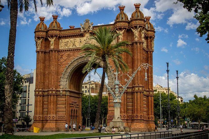 Barcelona Highlights Small Group Tour with Hotel Pick Up - FAQ