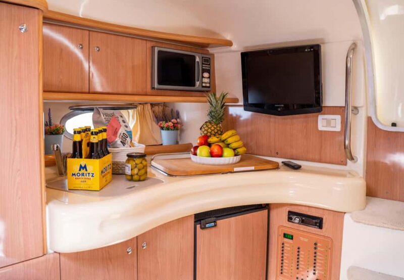 Barcelona: Night on a private Yatch with romantic dinner - FAQ