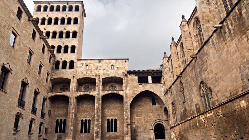 Barcelona: Old Town and Gothic Quarter Walking Tour - El Born Atmosphere: Cafés, Boutiques, and a Different Pace