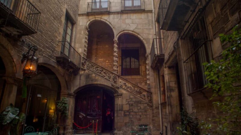 Barcelona: Old Town Artistic Tour & Flamenco Show - Key Points
