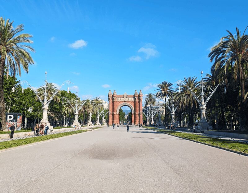 Barcelona: Old Town Private Walking Tour of Past and Present - The Guide Makes a Difference
