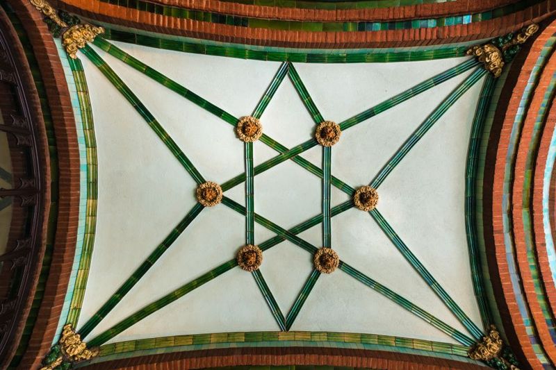 Barcelona: Palau de la Música Entry Ticket - Lluís Millet Hall Balcony: Nature-Themed Columns and Flower Motifs