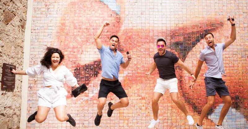 Barcelona: Photoshoot Tour Old Town - Group Size and Atmosphere