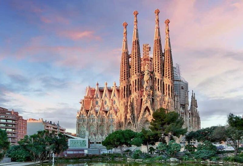 Barcelona: Sagrada Familia Evening Tour with Cava - Appreciating the Façades and Hidden Details