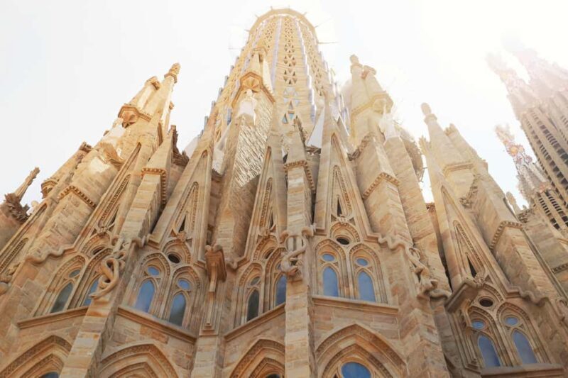 Barcelona: Sagrada Família & Gothic Quarter Walking Tour - Key Points