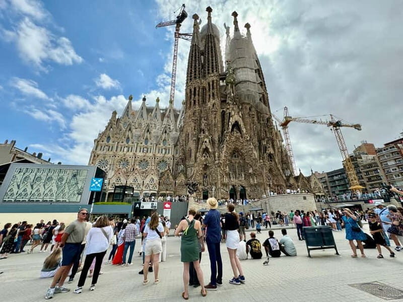 Barcelona: Sagrada Familia, La Pedrera & Cava Tasting Tour - Key Points