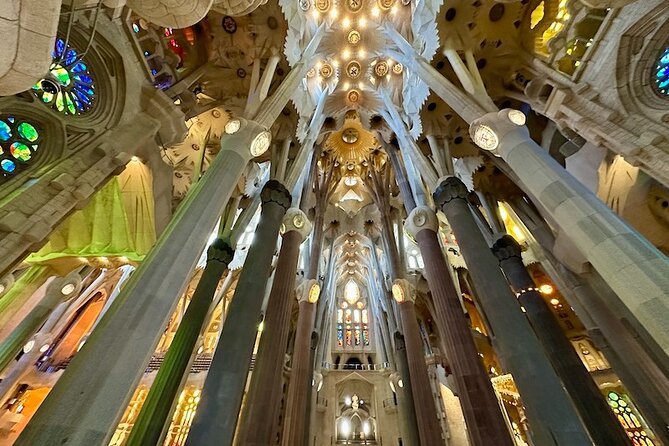 Barcelona: Sagrada Familia & Park Guell Guided Tour + Transfer - Transfer and lunch break: why the break helps