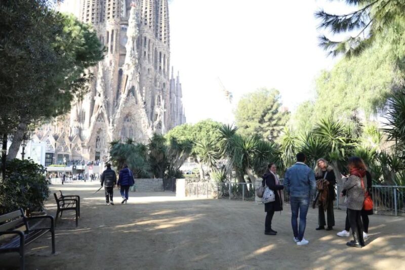 Barcelona: Sagrada Familia Skip The Line Insider Guided Tour - Duration and Group Size
