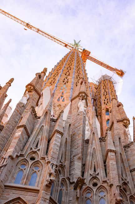 Barcelona: Sagrada Familia Tour & Authentic Tapas Experience - Key Points